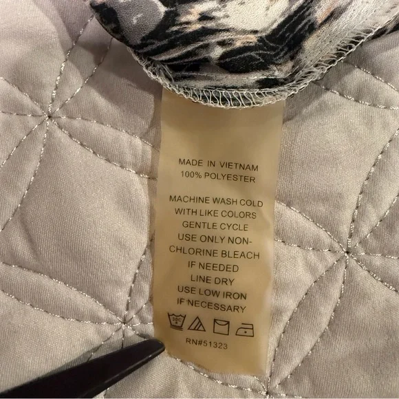 Vince Camuto Black & White Abstract Sleeveless Blouse - Size L - Picture 8 of 10